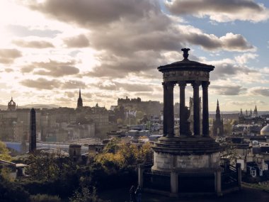  İskoçya 'nın başkenti Edinburgh' a bakan Calton Hill 'deki Dugald Stewart Anıtı