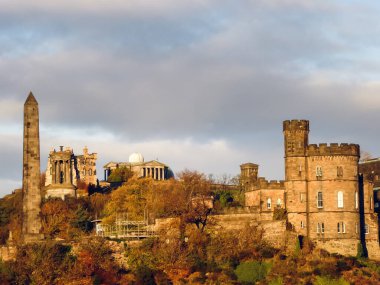 İskoçya 'nın başkenti Edinburgh' da bulunan Calton Hill 'in birçok anıtı.