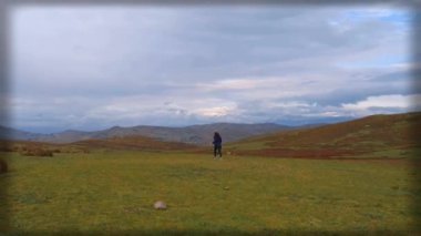 Zumbahua, Cotopaxi, ECUADOR 'daki And Dağları' ndaki çayırlarda özgürce koşan güzel bir kadın.