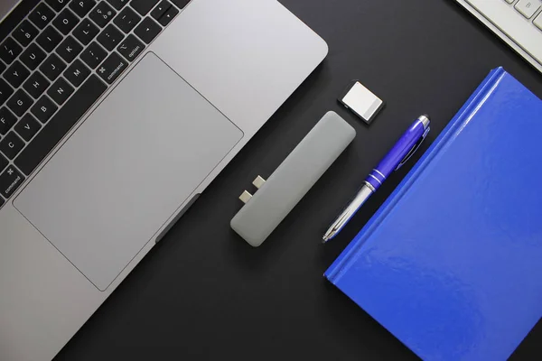 Tasarımcı için siyah fırında ofis siyahı çalışma alanı. Web tasarımcıları ve geliştiriciler için özel yapım ev işleri. Zeki ve profesyonel bir ortam..