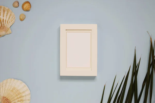 Beyaz çerçeve yaratıcı yaz tasarımı tasarımı, kabuklu açık mavi arkaplan ve yaz doğası