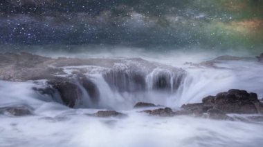 Thor 'un Oregon' daki kuyu boşluğundan geceleri okyanus manzarası