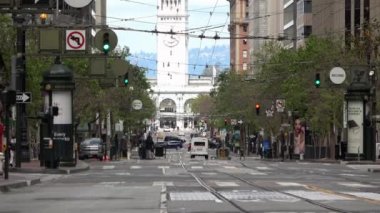 Covid salgını sırasında San Francisco Market Caddesi 'nde araba yok..