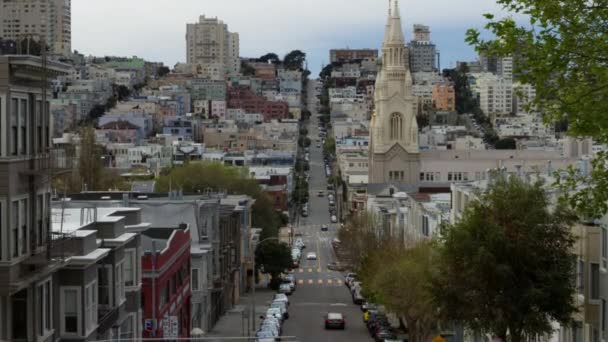 旧金山的街道交通和电报山上的维多利亚式建筑 — 图库视频影像