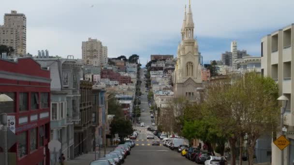 テレグラフ ヒルのサンフランシスコ ストリート交通と勝利主義建築 — ストック動画