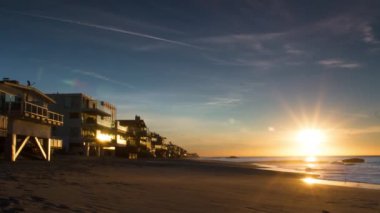 Malibu sahilinde gün doğumu ve pahalı deniz manzaralı evler.