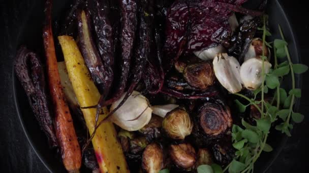 オリーブオイルを振りかけるとロースト根の野菜 — ストック動画