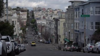 Kuzey Sahilinde San Francisco sokak trafiği ve Victoria mimarisi