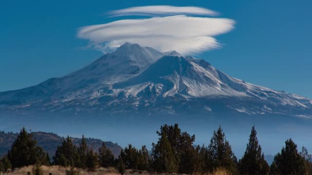 Nubes Lenticulares Sobre Monte Shasta California — Vídeo de stock