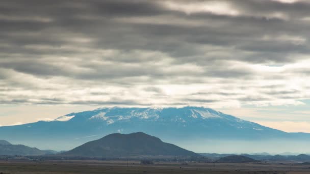 Dramatiska Låga Moln Över Mount Shasta Kalifornien — Stockvideo