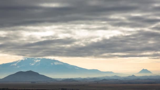Dramatiska Låga Moln Över Mount Shasta Kalifornien — Stockvideo