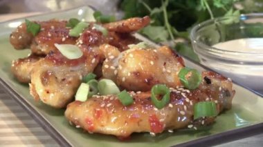 Baharatlı tavuk kanadı ve yeşil soğanlı garnitür yemek.