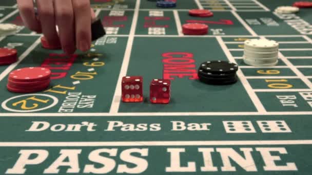 Casino Het Gokken Van Dobbelstenen Aan Craps Tafel — Stockvideo