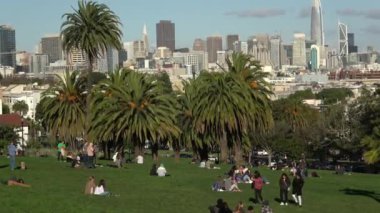 San Francisco, Haziran 2019: Güneşli bir günde insanlar Dolores Parkı 'nın tadını çıkarıyor