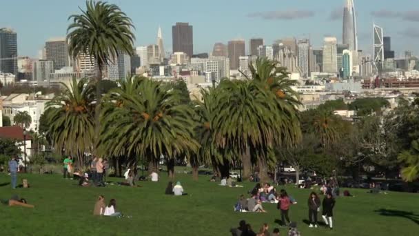 San Francisco Junho 2019 Pessoas Desfrutando Pitoresco Dolores Park Dia — Vídeo de Stock