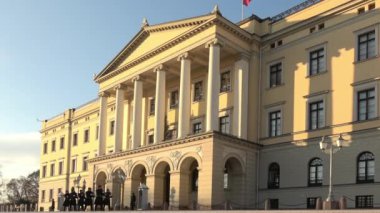 Oslo, Norveç, Mayıs 2019: Kralın muhafızları kraliyet klanının önüne yürüyor