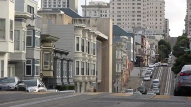 San Francisco, California - Haziran 2019: San Francisco sokaklarında teleferiğe binen turist