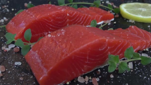 Filetes Salmón Ojo Calcetín Rojo Sazonados Con Sal — Vídeo de stock