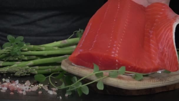 Filetes Salmón Rojo Sockeye Sazonados Con Espárragos — Vídeos de Stock
