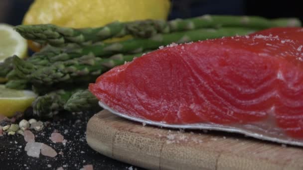 Filetes Salmão Sockeye Vermelho Temperado Com Espargos — Vídeo de Stock