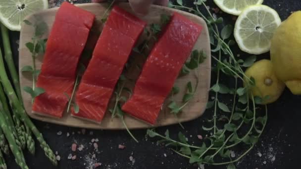 Filetes Salmón Con Espárragos Limón — Vídeo de stock