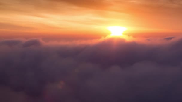 Au-dessus des nuages au lever du soleil
