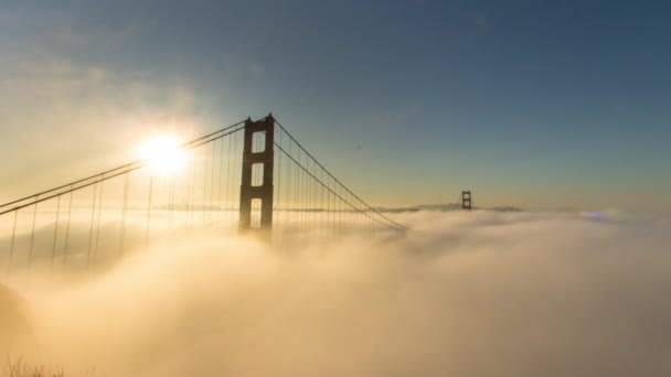Golden Gate Bridge All Alba Con Nebbia Mattutina Bassa — Video Stock