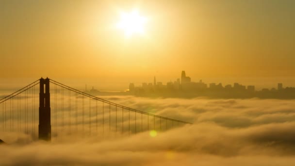 三藩市的天际线和金门大桥在日出时带着低雾和温暖的晨光 — 图库视频影像