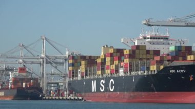 Oakland, Kaliforniya Limanı - 4 Kasım 2019: MSZ Azov konteyner gemisi kargo boşaltmak için limana yanaştı 
