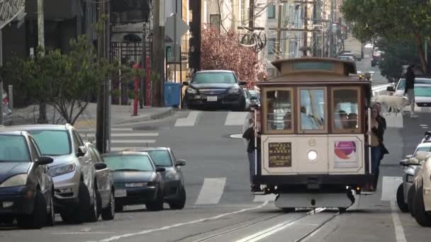 Kabelvogner Som Klatrer San Franciscos Bratte Bakker – stockvideo