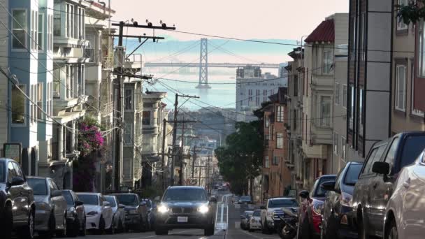 San Francisco Schilderachtige Straat Russische Heuvel Met Uitzicht Bay Bridge — Stockvideo