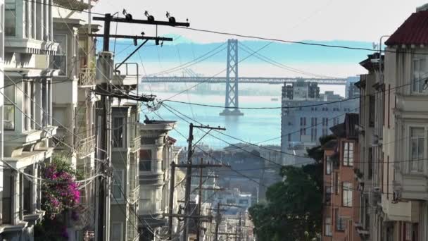 San Francisco Viktoriánské Domy Ruském Kopci Výhledem Bay Bridge Při — Stock video