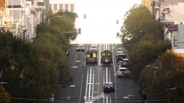 San Francisco 'nun dik tepelerine tırmanan teleferikler.