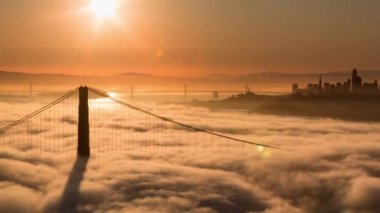 San Francisco silueti ve Golden Gate Köprüsü gün doğumunda sissiz ve ılık sabah ışığında