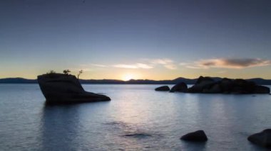 Kaliforniya, Tahoe Gölü 'ndeki Bonzai Kayası' nda gün batımı