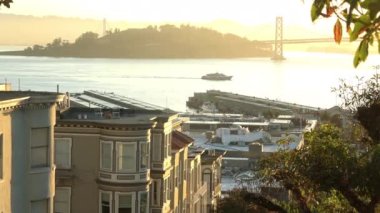 San Francisco 'daki körfez köprüsü manzaralı evler.
