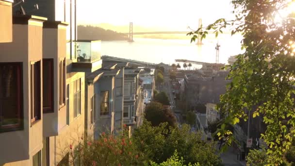 San Francisco Daki Körfez Köprüsü Manzaralı Evler — Stok video