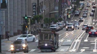 San Francisco 'nun merkezindeki Kaliforniya caddesinde teleferik.
