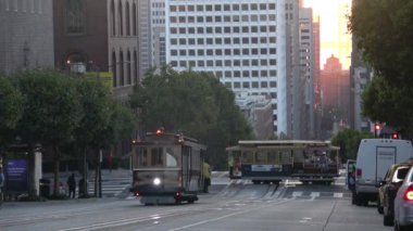 San Francisco şehir merkezinde Kaliforniya caddesinde giden kablolu arabalar.
