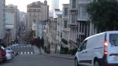 San Francisco sokak trafiği ve Victoria mimarisi