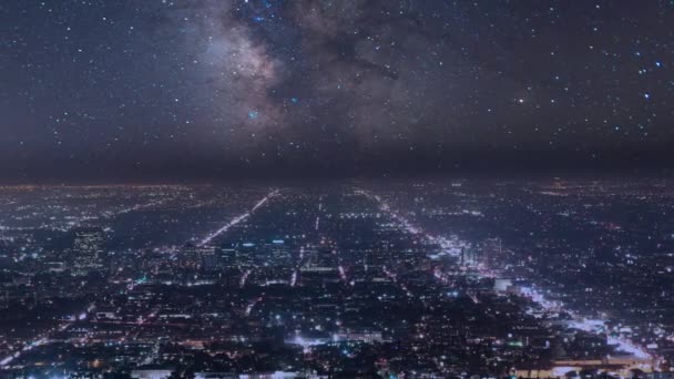 Der Nachthimmel Der Milchstraße Über Dem Großstadtnetz — Stockvideo