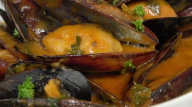 Domatesli sarımsak suyunda midye yemek.