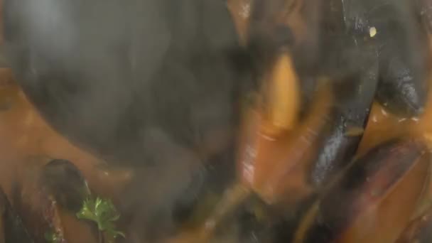トマトのガーリックスープで蒸しアサリを食べる 食品の編集 — ストック動画