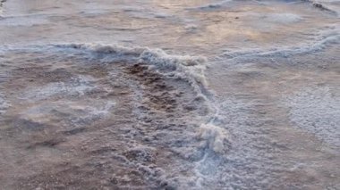 Kaliforniya, Ölüm Vadisi 'ndeki Badwater Havzası' ndaki tuz halkalarının detaylı bir incelemesi yapılıyor.