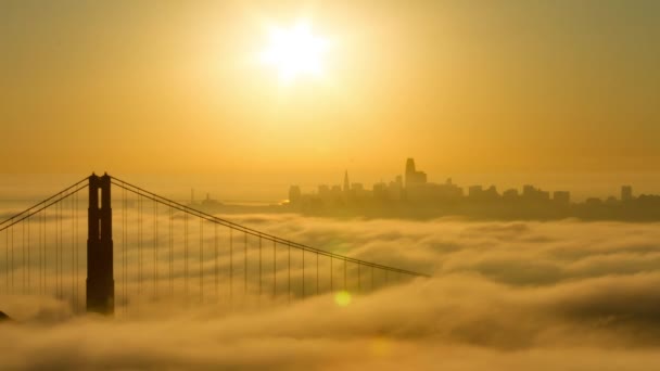 Luz Solar Cálida Golden Gate Bridge Con Niebla Rodante Baja — Vídeo de stock