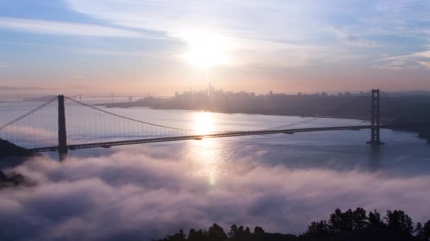 Golden Gate Bridge Met Lage Ochtendmist Bij Zonsopgang — Stockvideo