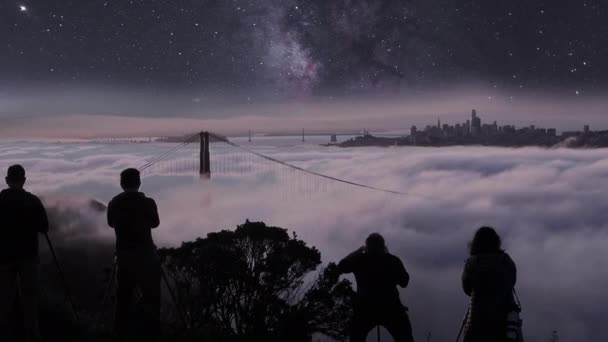 기자들이 안개를 머금은 금문교와 하늘을 배경으로 샌프란시스코의 스카이라인을 바라본다 — 비디오