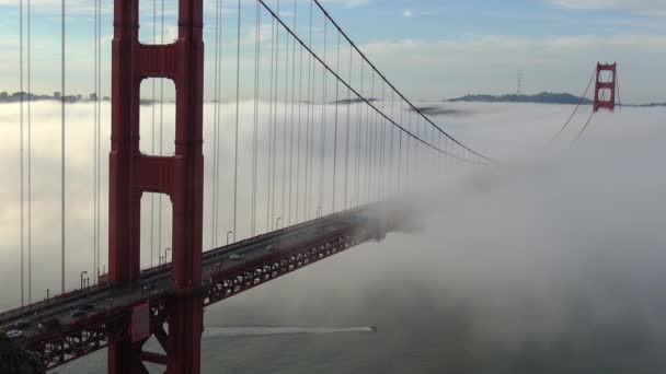 Traffico Golden Gate Bridge Con Famosa Nebbia Che Rotola Sulla — Video Stock