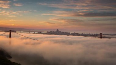 Güneşin doğuşunda sisli Golden Gate Köprüsü