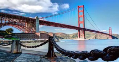 Altın Kapı Köprüsü canlı renklerde